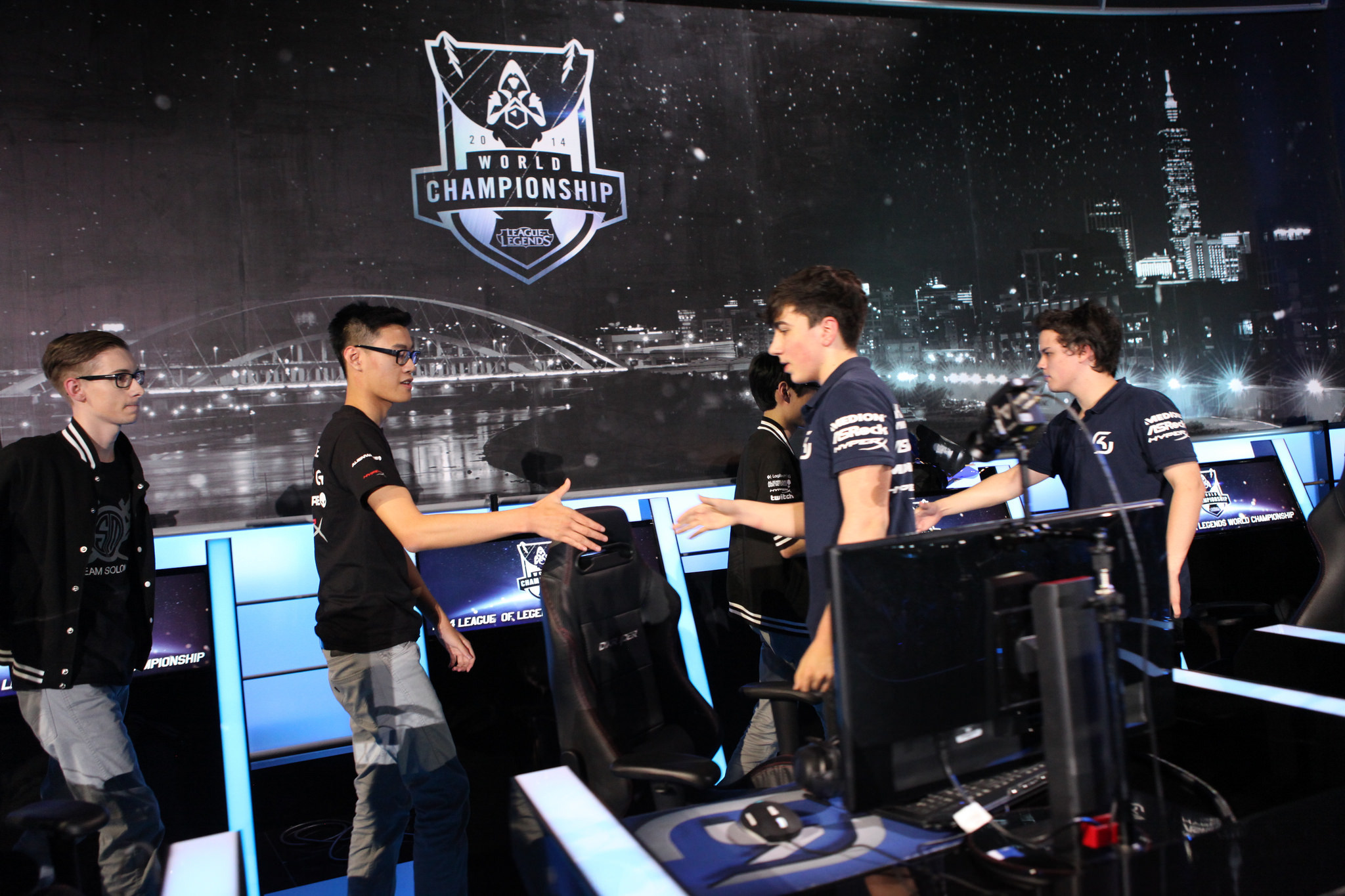 英雄联盟全球总决赛2025年上海广州成都北京联合承办，鸟巢总决赛见证中国电竞产业崛起